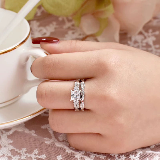 Anillo de Compromiso de Plata 925 | Diseño de Eternidad con Cruz Trenzada y Circonitas de Corte Princesa