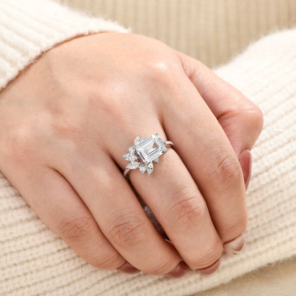 Anillo solitario de plata 925 con corte esmeralda diseño este a oeste para bodas y compromisos con circonia cúbica