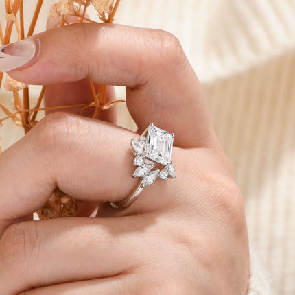 Anillo solitario de plata 925 con corte esmeralda diseño este a oeste para bodas y compromisos con circonia cúbica